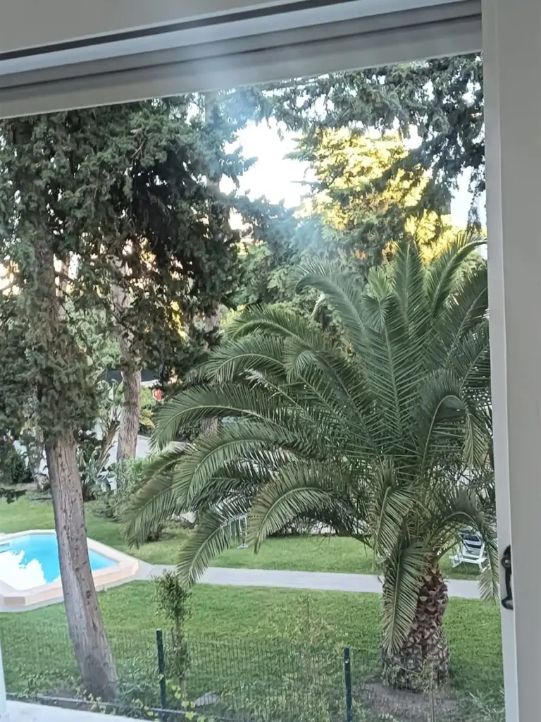 Vista para o jardim e piscina a partir do Apartamento Balaia